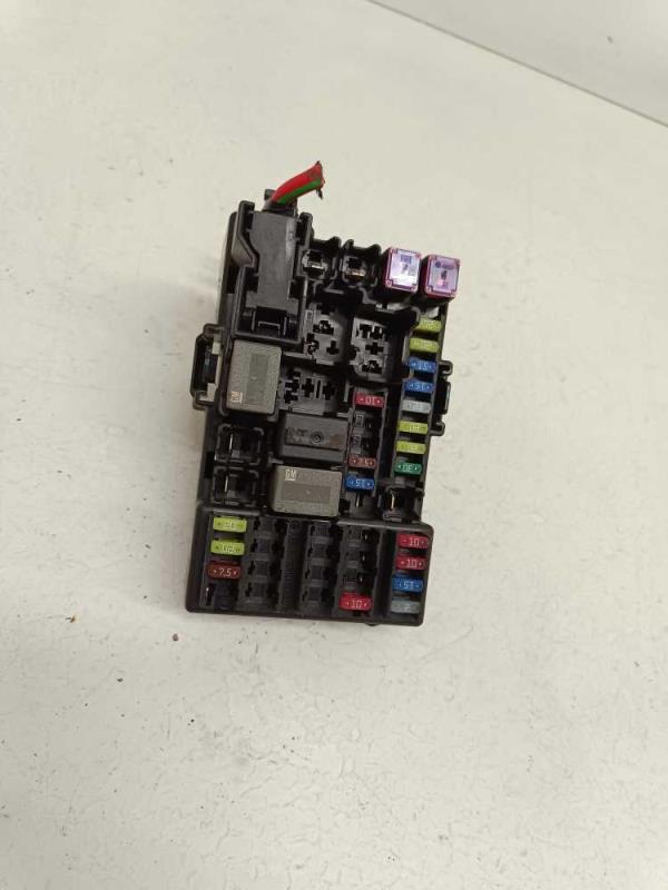 BOITE A FUSIBLE OPEL CORSA E - Vue 1